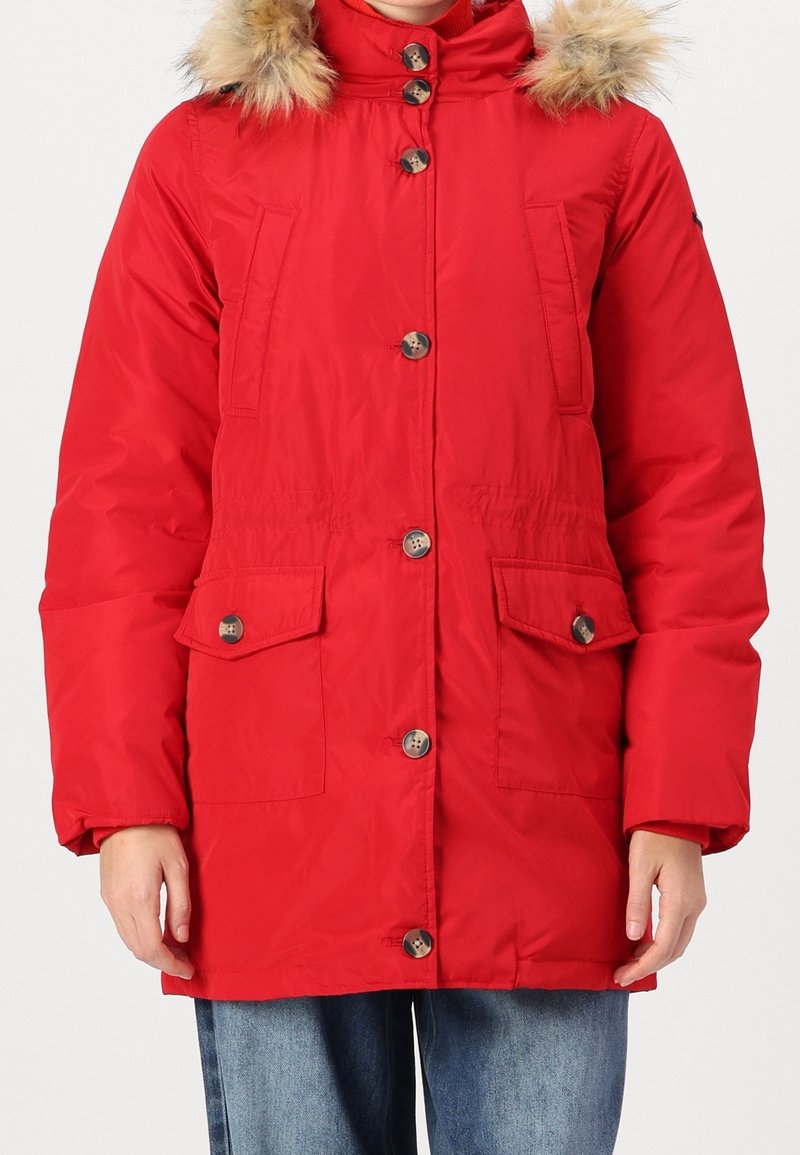 Rød polstret parka-jakke med pelsforet hætte, fem knapper, to forlommer, elastisk talje og en glat tekstur.