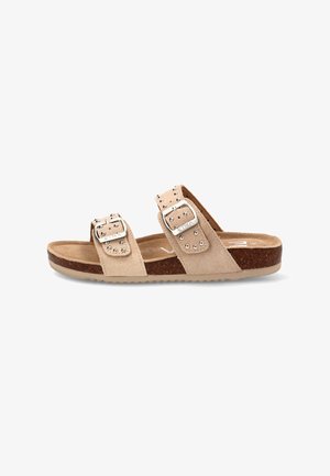 Sandalia abierta con punta beige de ante, con dos correas ajustables con hebilla, tachuelas plateadas y suela de corcho marrón con base de goma beige.