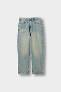 Lyseblå denimjeans med rett ben-design, som har fem lommer og subtil fading foran og bak.