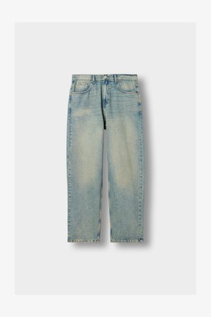 Svetlo modri kavbojki z ravnimi nogami, ki imajo pet žepov in subtilno beljenje spredaj in zadaj.