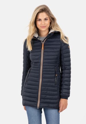 Navyblaue Steppjacke mit Reißverschluss, grauer Kapuze, seitlichen Taschen und subtilen horizontalen Nähten. Mit braunen Akzenten an den Reißverschlüssen.