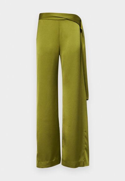 Vide benbukser i skinnende olivengrøn silke, med en sashing ved livet og glat tekstur med lige snit og ren kant.