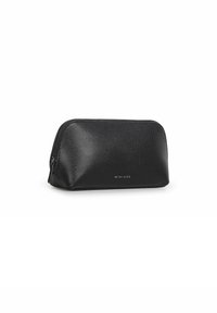 Czarna, teksturowana kosmetyczka o zaokrąglonym kształcie, z zamknięciem na zamek i subtelnym logo z przodu. Gładki, wytrzymały materiał. Kompaktowy rozmiar.