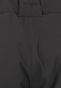 Zwarte waterdichte outdoorbroek met een gladde textuur, voorzien van een tailleband met het "SLOPE"-logo en nette stikseldetails.
