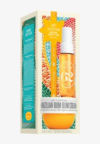 Il set Sol de Janeiro Bum Bum Party of Two include una crema corpo arancione e una nebbia profumata, confezionati in una scatola vivace e decorata.