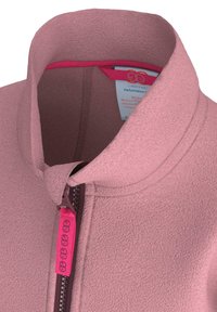 Giacca in pile rosa chiaro con colletto alto, dotata di una cerniera marrone e un tirazip rosa. Etichetta interna visibile con le istruzioni per la cura.