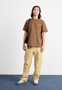 Carhartt WIP CHASE - Paprasti marškinėliai - chocolate/gold