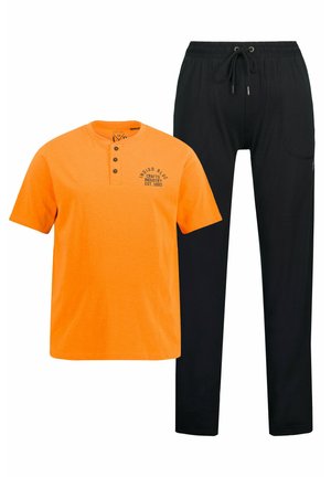 Orange Kurzarmhemd mit Henley-Kragen und schwarze Sweatpants mit seitlichen Taschen sowie einem taillierten Bein-Design.