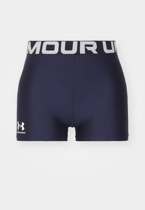 Mørk blå treningsshorts med en svart linning som har "MOUR" i hvite bokstaver. Stoffet er glatt med en tett passform.