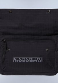 Borsa a tracolla nera in nylon con motivo a griglia testurizzato, dotata di una tasca frontale con zip e dettaglio del logo. Chiusura con bottoni a pressione nella parte superiore.