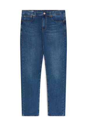 Niebieskie jeansy z denimu z klasycznym krojem z pięcioma kieszeniami, zapinane na guziki i prostymi nogawkami, leżące na białym tle.