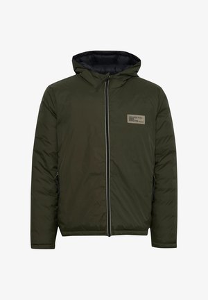 Olivgrüne Steppjacke mit schwarzer Kapuze, Reißverschluss vorne, seitlichen Taschen und einem kleinen Etikett auf der Brust, das die Markendetails angibt.