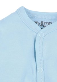 Helles blaues Baumwoll-Overall mit Druckverschluss, runder Ausschnitt und weichem Material. Etikett ist im Nackenbereich sichtbar.