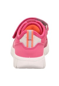 Růžová sportovní bota s horní částí z prodyšné síťoviny, suchým zipem a bílou podrážkou. Obsahuje oranžový akcent na patě a reflexní pruh. Zadní pohled.