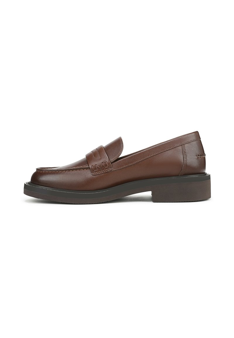 Mocassino in pelle marrone con punta arrotondata, suola piatta in gomma, cuciture sottili e una banda decorativa sul piede.