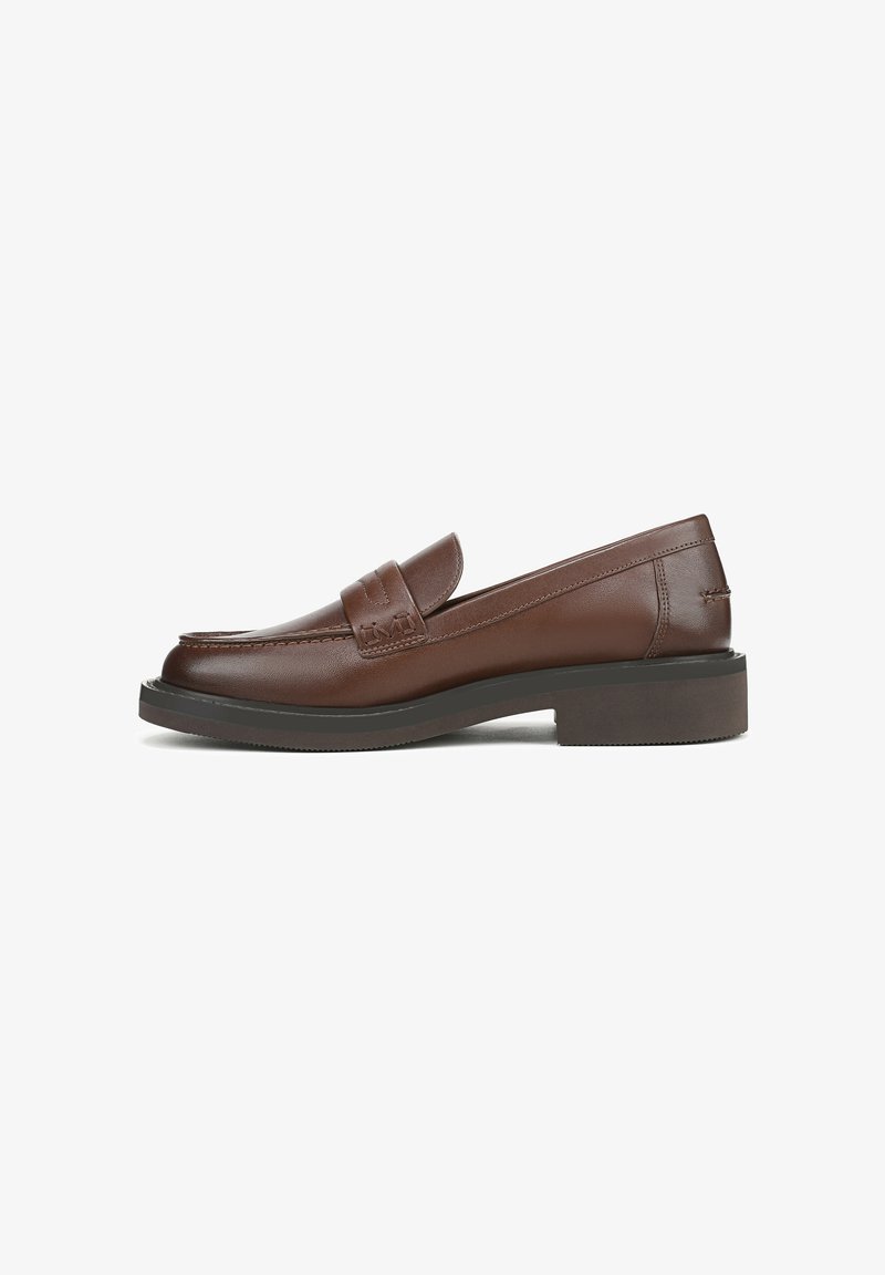 Bruine leren instapper met een ronde neus, vlakke rubberen zool, subtiele stiksels en een decoratieve band over de wreef.