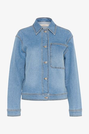 Svetlo modra jeans jakna z ovratnikom, sprednjim gumbom, enim žepom na prsih in vidnimi šivi ob šivih.