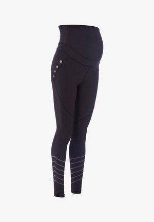 Schwarze Umstandsleggings mit hohem Taillenbund, Seitentasche und Knopfakzenten. Mit sportlichen Streifen in einer helleren Farbe entlang des Unterschenkels.