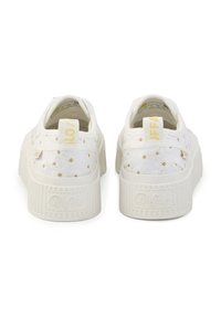 Λευκά πλατφόρμα sneakers με χρυσά σχέδια μαργαρίτας, με το εμπορικό σήμα "Buffalo" στη φτέρνα και κίτρινα στοιχεία για τραβήγμα στο πίσω μέρος.