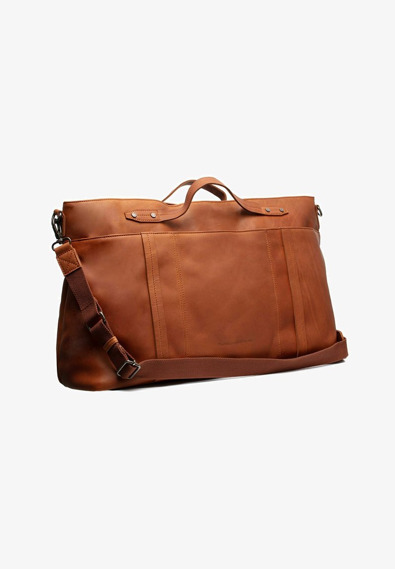 Borsa duffel in pelle marrone con una forma strutturata, manici superiori, tracolla regolabile e dettagli di cucitura visibili.