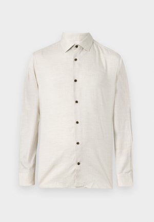 Langermet beige lin skjorte med spiss krage og seks mørke knapper foran, vist flatt mot en hvit bakgrunn.