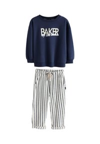 Pulover bleumarin cu logo-ul "BAKER" și accente crem, asortat cu pantaloni cu dungi crem și bleumarin, prevăzuți cu șnur și buzunare.