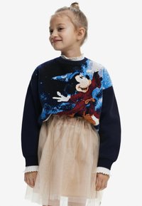 Pleteni pulover s višebojnim dizajnom Mickey Mousea na vrhu, tamnoljubičaste rukave i svijetlu tkaninu od tila s elastičnom trakom u struku.