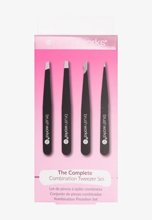 Zwarte pincetten set in een roze verpakking. Vier pincetten met verschillende puntjes: schuine, scherpe en platte. Verpakking gelabeld "Complete Combinatie Pincetten Set."