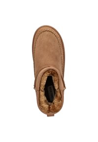 Bruine suède laars met een zachte, faux fur voering, gestikte details langs de rand en een afgeronde neus. Geen zichtbare hardware.
