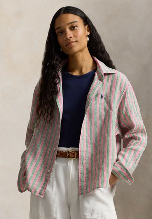 Pruhovaná košeľa v ružovej, zelenej a bielej bavlnenej zmesi, s golierom a voľným strihom. Dopĺňa ju tmavomodrý rebrovaný top a tkaný opasok.