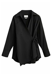 Musta kääntöpaidat, joka on valmistettu sileästä kankaasta. Varustettu kauluksella, pitkillä hihoilla ja sivusiteellä. Sisältää yhden rintataskun ja kaarevan helman.