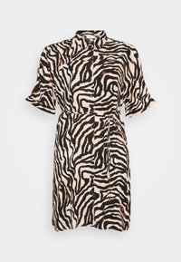 Juoda ir smėlinio zebra rašto mygtukų suknele, trumpomis rankovėmis, su diržu ties juosmeniu ir klasikinio kirpimo apykakle; pagaminta iš lengvos medžiagos.