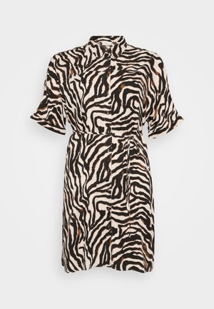 Knapdetalje kjole i sort og beige zebra-mønster, korte ærmer, et bælte i taljen og en klassisk krave; lavet af et let materiale.