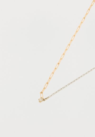 Χρυσό και ασημένιο στρωμένο κολιέ που διαθέτει αλυσίδα χρυσού τύπου συνδετήρα και ασημένια αλυσίδα, με μικρό διαυγές πέτρινο διακοσμητικό.