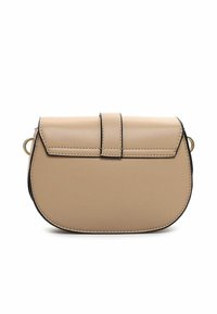 Borsa a spalla in finta pelle beige con forma arrotondata, chiusura a pattina superiore e dettagli neri lungo i bordi e le cuciture.