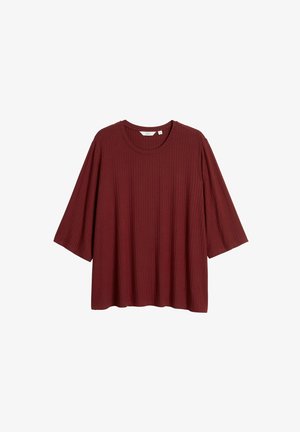 Burgundy ribbad T-shirt med rund halsringning, korta ärmar och avslappnad passform. Tillverkad av mjukt, strukturerat tyg. Ingen synlig hårdvara eller detaljer.