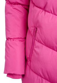 Rosa Puffjacke mit genähten Abschnitten, ausgestattet mit einer seitlichen Reißverschlusstasche und gerippten Bündchen für zusätzlichen Schutz vor Kälte und Stil.