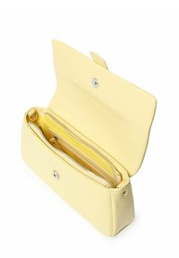 Portafoglio giallo in pelle con una texture liscia, dotato di chiusura a scatto, tasca interna con zip e diversi slot per carte. Aperto per essere visualizzato.