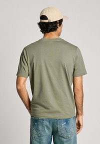 Pepe Jeans CREW NECK - Jednoduché tričko - military green