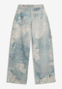 Helleblaue Jeans mit floralen Mustern, verziert mit bunten Patches und Perlen. Weite Beinform mit zwei Gesäßtaschen.