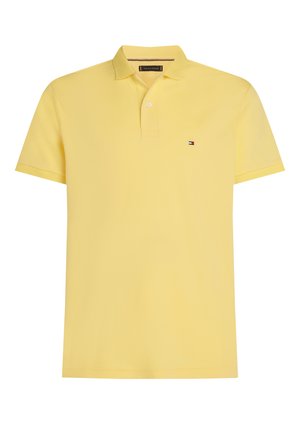 Kollane lühikeste varrukatega polosärk klassikalise kraega, vasakul rinnal väike tikitud logo ja sile, kerge kangas.