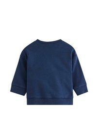 Granatowa bluza z długim rękawem, z ribbowanym okrągłym dekoltem, mankietami i pasem, pokazana z tyłu na białym tle.