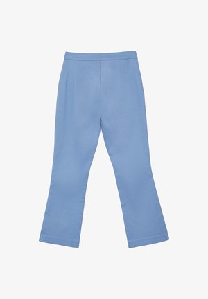 Pantaloni azzurri dalla texture liscia, con gambe svasate e pieghe frontali. Presentano una vita a mezza altezza e un design pulito e sartoriale.