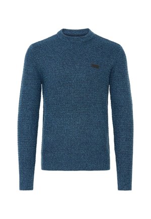 Jersey azul de punto con cuello redondo, mangas largas, tejido texturizado y una pequeña etiqueta de marca negra en el pecho.