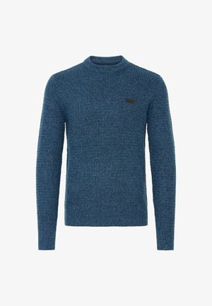 Mėlynas megztas puloveris su apvaliu iškirpimu, ilgomis rankovėmis, tekstūruotu audiniu ir maža juoda prekės ženklo etikete ant krūtinės.