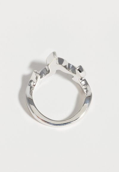 Ασημένιο δαχτυλίδι με ακανόνιστο σχήμα και υφασμένο, κυματιστό σχέδιο σε λευκό φόντο.