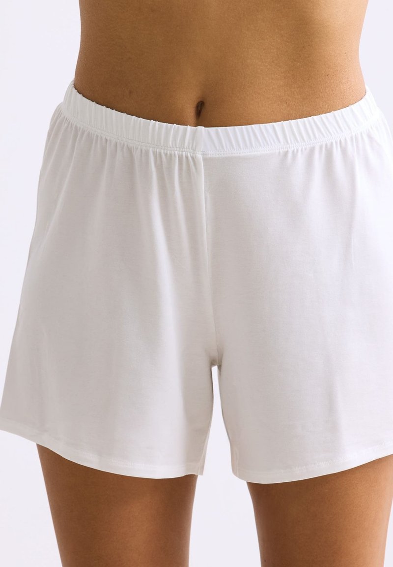 Weiße Baumwollshorts mit elastischem Bund. Weiche Textur, lockere Passform und keine sichtbaren Muster oder Verzierungen.