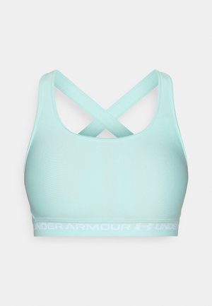 Bustieră sportivă de culoare teal deschis, cu un finisaj texturat, având bretele încrucișate pe spate și o bandă elastică moale marcată cu „Under Armour” în alb.