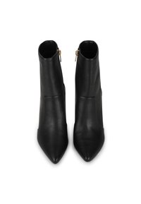 Botas de tobillo de cuero negro con punta afilada, detalles de costura vertical y cremalleras doradas en el lado exterior. Textura suave.