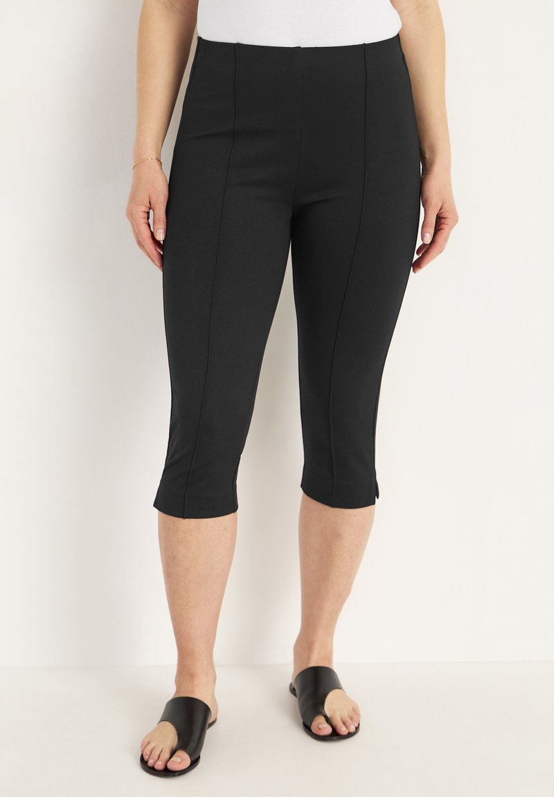 Schwarze Capri-Leggings aus dehnbarem Material, mit einer glatten Textur, enganliegendem Design und dekorativen Nähten auf der Vorderseite.